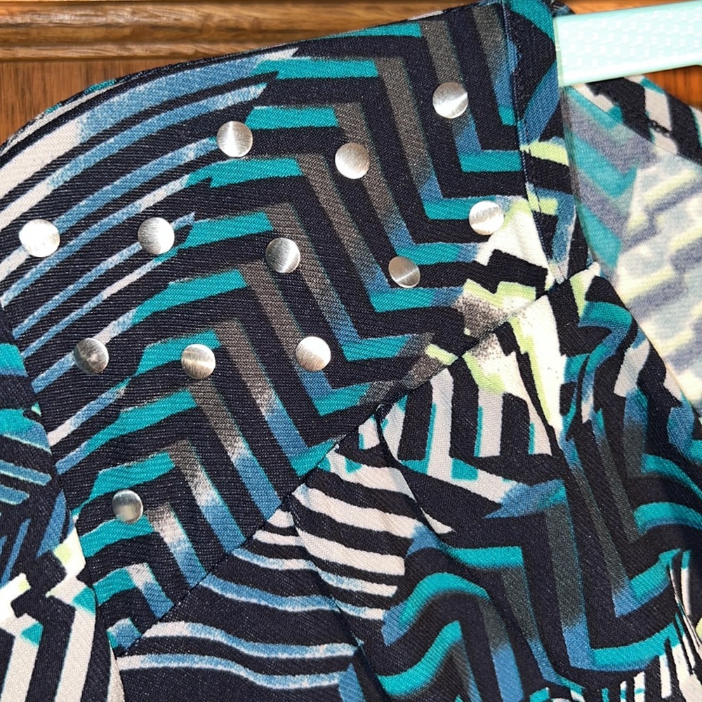 Cowl neckline - Picture 3 of 6